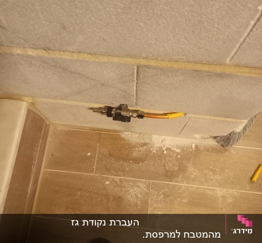 שסתום גז מחובר לקיר עם צינור צהוב